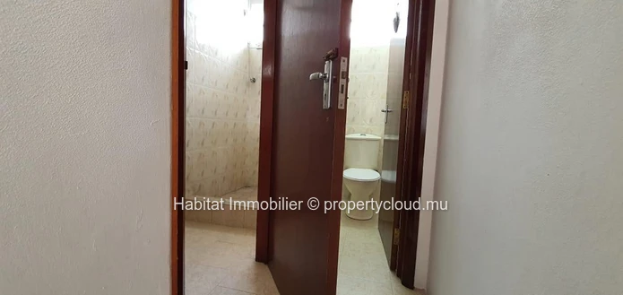 FOR SALE - Unfurnished single storey house of 258 m2 on a land of 155 toises located on the main road at Lees Street ...