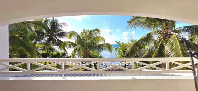 To rent : Charming beachfront duplex of 138 m² in Roches Noires 