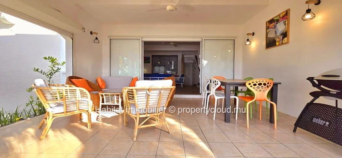 To rent : Charming beachfront duplex of 138 m² in Roches Noires 