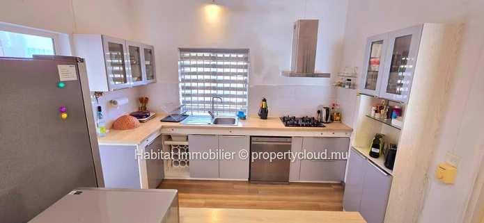 To rent : Charming beachfront duplex of 138 m² in Roches Noires 