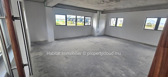 A louer : Découvrez ce bureau non meublé de 45.90 m², situé au cœur de la Smart City de Moka, une adresse stratégique...