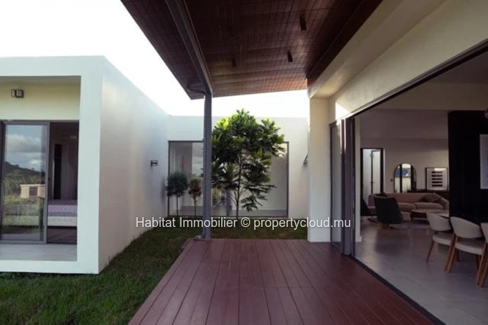 To rent : This elegant 285 m² villa offers the ultimate luxury living experience, nestled within a prestigious golf e...
