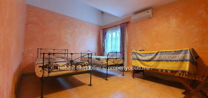 A VENDRE - Charmante maison familiale non meublée pieds dans l'eau de 400 m2 sur un terrain à bail de 1 arpent 16 pro...