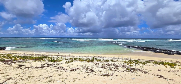 Maison non-meublée de 290m² sur un terrain à bail de 680 toises avec un accès privé à la mer à Poste Lafayette