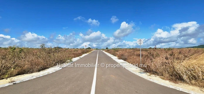 This residential plot of 107 toises (408 m² / 9.63 perches)