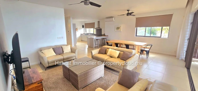 Découvrez ce sublime appartement pieds dans l'eau de 210 m², entièrement meublé et équipé, situé à Pointe aux Biches....