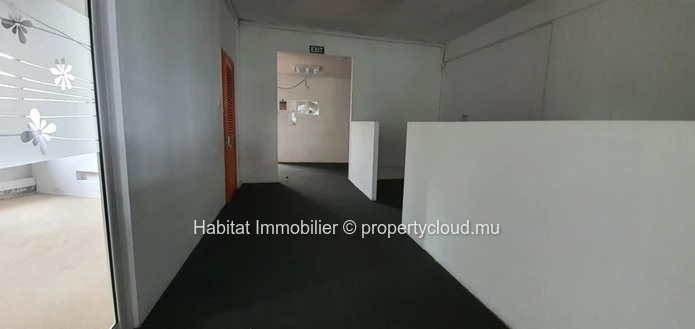 A VENDRE - Bâtiment commercial non-meublé de 1,774 m2 sur la route principale à Mesnil. 
