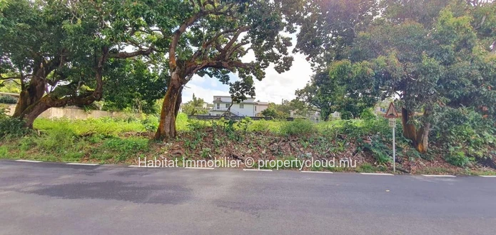 A VENDRE - Occasion unique d'acquérir ce terrain d'angle de 409 toises (1,554 m2) à Curepipe