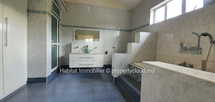 A VENDRE - Maison spacieuse non-meublée de 696 m2 à Floréal. 