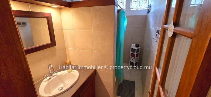 MAISON A RENOVER Cette maison de 250m2 sur un terrain de 888 toises est située dans un quartier hautement résidentiel...