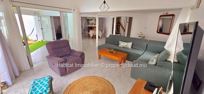 Charmante maison familiale non meublée de 325 m² sur un terrain de 93 toises, idéalement située dans un quartier calm...