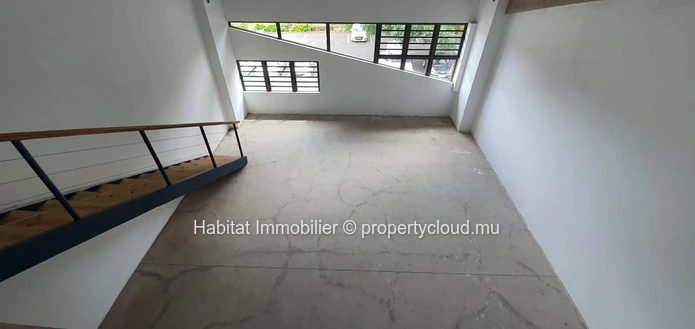 A VENDRE - Cet espace bureau non-meublé de 180 m2 incluant une mezzanine de 50 m2 se situe à Floréal