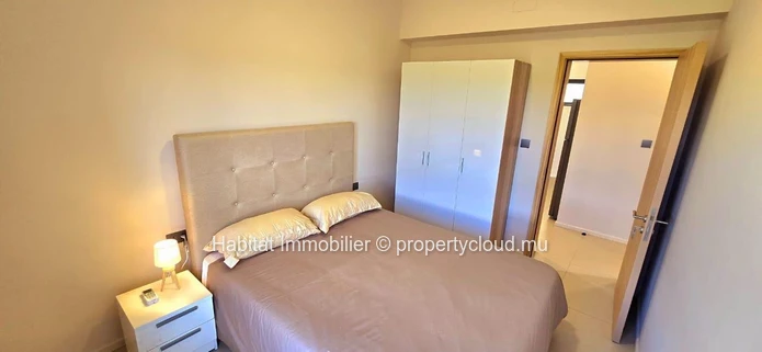 Cet appartement meublé et équipé de 143 m², avec ascenseur, est situé à Moka