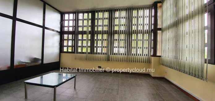 A VENDRE - Grande maison non meublée de 1,100 m2 sur un terrain de 1 arpent 01 sur 3 niveaux située dans un quartier ...