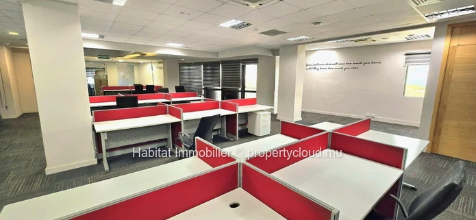 A louer : Ce bureau climatisé meublé de 984 m² est situé au coeur du prestigieux centre d'affaires de la Cybercité à ...