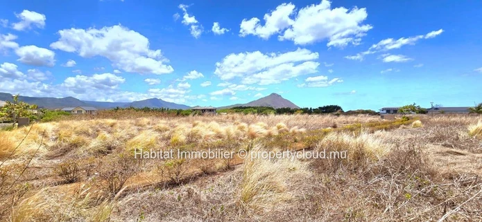 Beau terrain résidentiel de 285 toises (1,083 m2 / 25 perches), situé dans le lotissement privé “West Cape”, à Tamarin