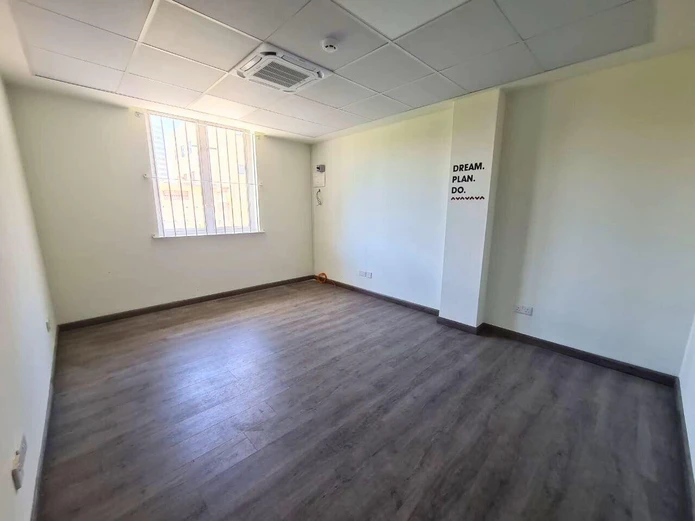 A louer : Bureau non meublé de 15.5 m², idéalement situé à Port-Louis