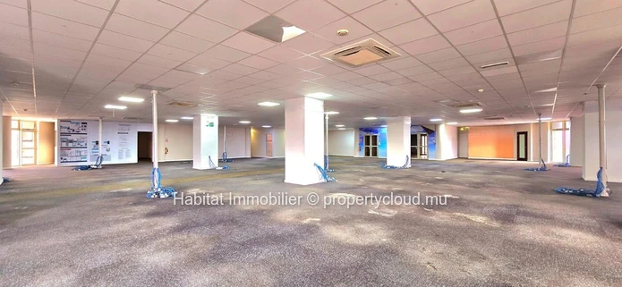 This exceptional unfurnished office of 940m2 located in the heart of the Cybercity of Ebene