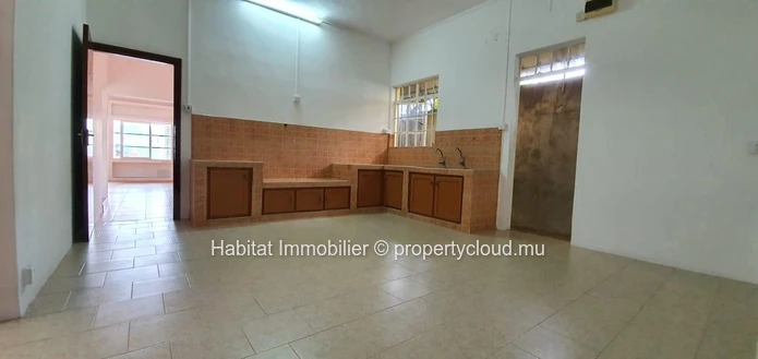 FOR SALE - Unfurnished single storey house of 258 m2 on a land of 155 toises located on the main road at Lees Street ...