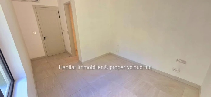Cette somptueuse villa pieds dans l'eau non-meublée de 300 m² nichée au sein d'une résidence intimiste et sécurisée