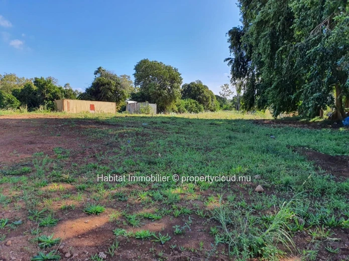 A VENDRE - Magnifique terrain résidentiel et commercial de 5 arpents 64 situé entre la frontière de Réduit et Ebène.