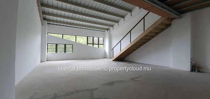 FOR SALE - This unit unfurnished office space of 90 m2 including a mezzanine of 25 m2 is located in Floréal 