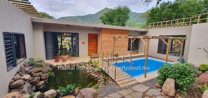 FOR SALE - Magnificent furnished and equipped single-storey house of 356 m2 on a plot of 444 toises located in Petite...