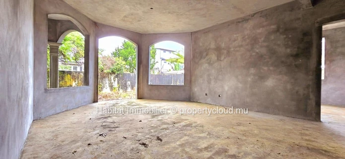 Unfinished family house, very spacious, of 420m2 on a plot of 219 toises, located in the center of Curepipe