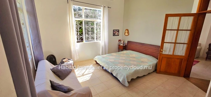MAISON A RENOVER Cette maison de 250m2 sur un terrain de 888 toises est située dans un quartier hautement résidentiel...