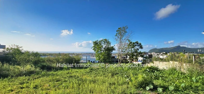 Large residential land of 263 toises in Coromandel 
