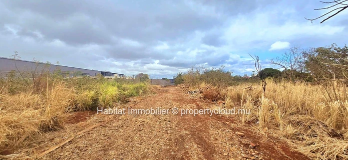 Large industrial land of 584 toises (2,221.50 m² / 52 perches) ideally located in Roche Bois