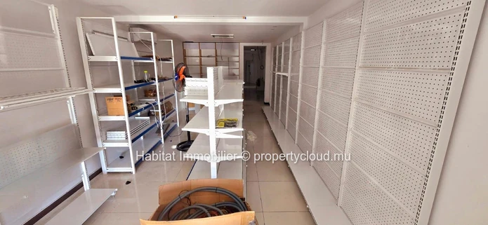 Commercial building of 362 m2 on a plot of 111 toises ideally located on the main road in the heart of Quatre Bornes
