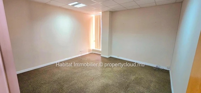 This exceptional unfurnished office of 940m2 located in the heart of the Cybercity of Ebene