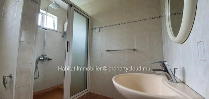 A VENDRE - Maison spacieuse non-meublée de 696 m2 à Floréal. 