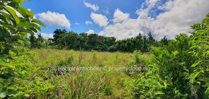 FOR SALE - Beautiful residential land along the river of 414 toises located in the gated community of Aurea, in the c...