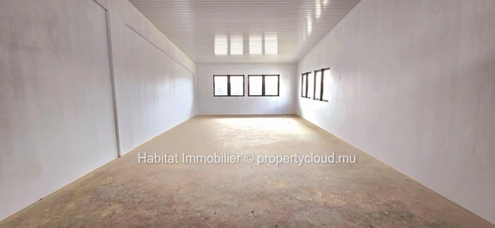 Bureau non meublé de 80m2 + une mezzanine de 17m2 situé dans un Business Park récemment construit à Calebasses 