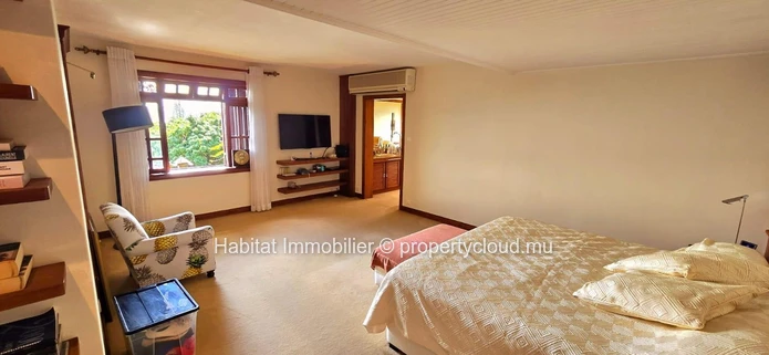 Nichée dans l'un des quartiers les plus prisés et résidentiels de Floréal, cette propriété unique d'environ 800 m², m...