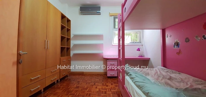 A VENDRE - magnifique appartement au rez-de-chaussée de 185 m2 meublé et équipé se situe à quelques minutes du centre...