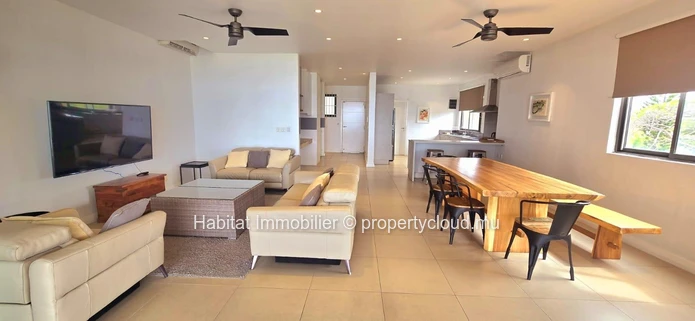 Découvrez ce sublime appartement pieds dans l'eau de 210 m², entièrement meublé et équipé, situé à Pointe aux Biches....