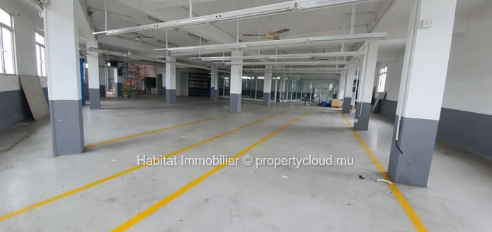 A VENDRE - Bâtiment commercial non-meublé de 1,774 m2 sur la route principale à Mesnil. 