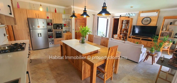 FOR SALE - Magnificent furnished and equipped single-storey house of 356 m2 on a plot of 444 toises located in Petite...