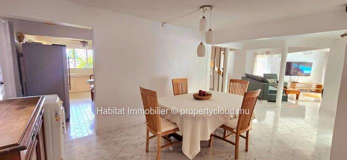 Charmante maison familiale non meublée de 325 m² sur un terrain de 93 toises, idéalement située dans un quartier calm...