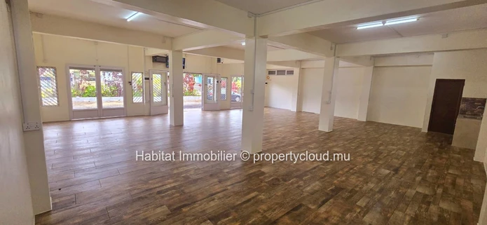 A louer : Bureau non meublé de 128 m² avec 5 places de parking, situé au rez-de-chaussée à Floréal