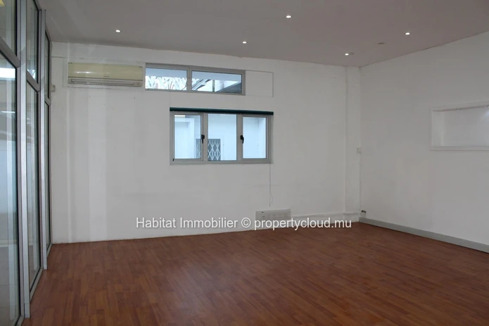 A vendre - Bâtiment commercial non-meublé de 1420 m2 bien situé à Phoenix.