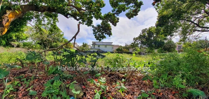 A VENDRE - Occasion unique d'acquérir ce terrain d'angle de 409 toises (1,554 m2) à Curepipe