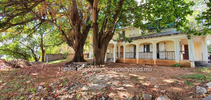 A VENDRE - Charmante maison familiale non meublée pieds dans l'eau de 400 m2 sur un terrain à bail de 1 arpent 16 pro...