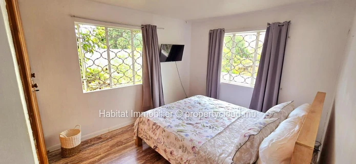 Charmante maison familiale non meublée de 325 m² sur un terrain de 93 toises, idéalement située dans un quartier calm...
