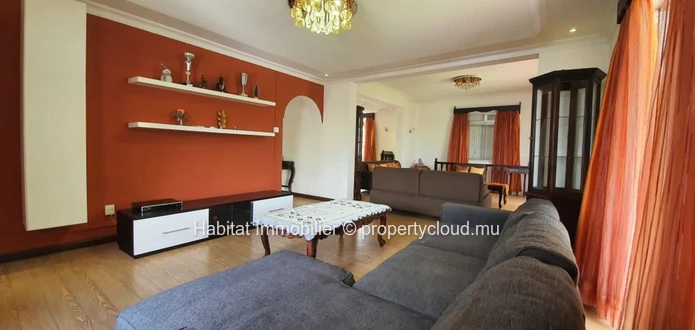 A VENDRE - Maison spacieuse non-meublée de 696 m2 à Floréal. 