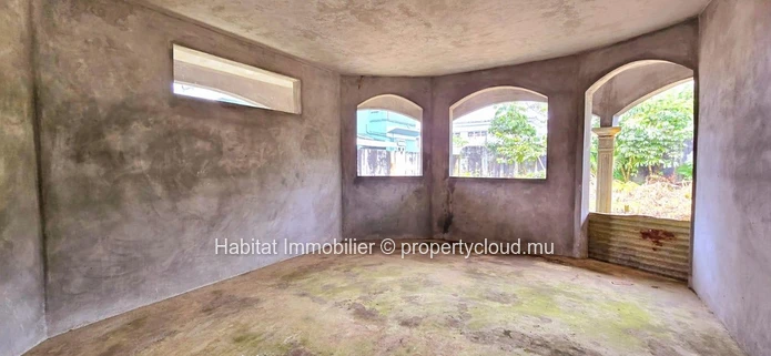 Unfinished family house, very spacious, of 420m2 on a plot of 219 toises, located in the center of Curepipe