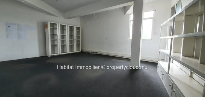A VENDRE - Bâtiment commercial non-meublé de 1,774 m2 sur la route principale à Mesnil. 